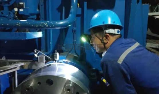 武船集團(tuán)圓滿完成5000噸大型巡航救助船“海巡06”輪主機(jī)軸系安裝！(圖1)