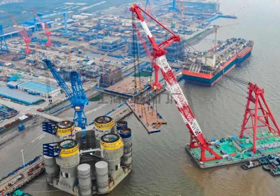 啟東中遠(yuǎn)海運(yùn)海工N262項(xiàng)目三大模塊吊裝工程順利完工(圖1)