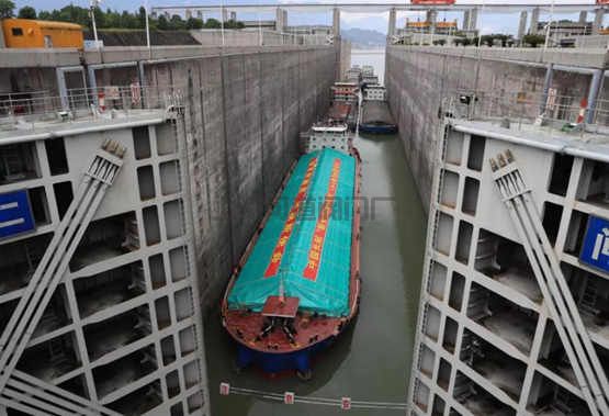 我國首艘油氣電混合動(dòng)力內(nèi)河船舶“新長江26007”輪安全運(yùn)營一周年(圖1)