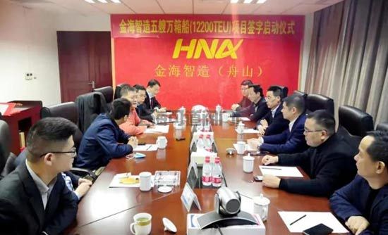 揚(yáng)子江船業(yè)續(xù)建首制12200TEU集裝箱船出塢(圖1)