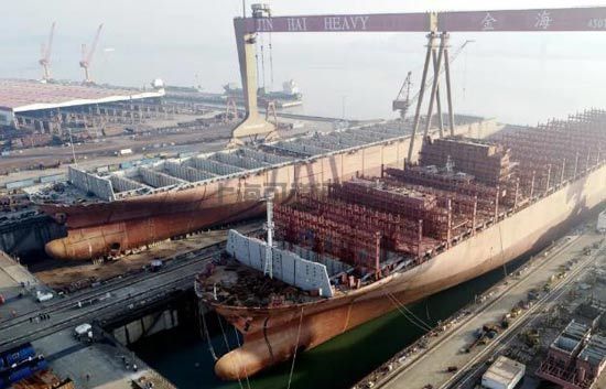 揚(yáng)子江船業(yè)續(xù)建首制12200TEU集裝箱船出塢(圖2)