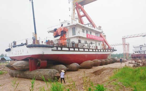 長江航道工程局投資建造的打撈輔助船舶“長救絞3”順利下水(圖1)