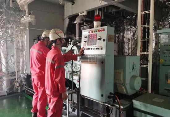 外高橋造船一艘21萬噸紐卡斯?fàn)栃蜕⒇洿崆巴瓿蓧]內(nèi)應(yīng)急發(fā)電機動車試驗(圖1)