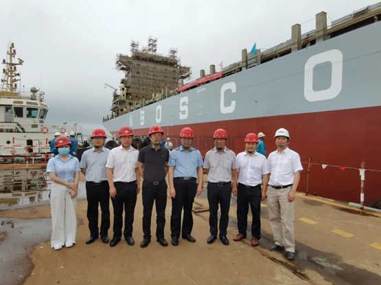 寧波遠(yuǎn)洋在建1868TEU集裝箱船首制船在揚(yáng)帆集團(tuán)順利出塢(圖1)