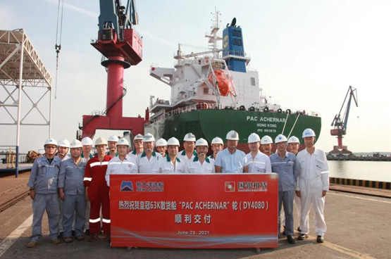 新大洋造船交付兩艘皇冠63散貨船(圖2)