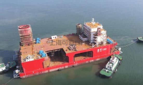煙臺(tái)打撈局1000T淺水坐底打撈工程船順利下水(圖1)