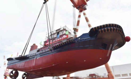 鎮(zhèn)江船廠5200HP全回轉(zhuǎn)消拖兩用船順利吊裝下水(圖1)