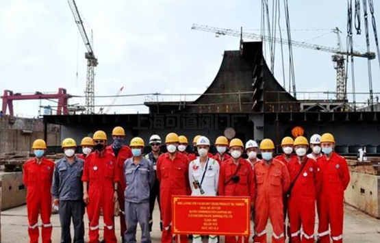 新時(shí)代造船一艘110000噸油船進(jìn)塢合攏(圖1)