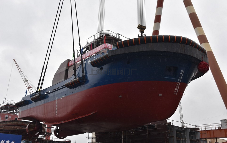 12000萬噸載重甲板貨船于鎮(zhèn)江船廠順利下水(圖1)